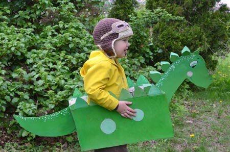 costume di carnevale fai da te per bambini da Brontosauro con cartone