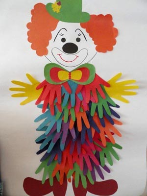 pagliaccio con sagome di mani colorate - lavoretto fai da te di Carnevale per bambini