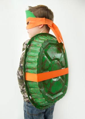 costume di carnevale fai da te da tartaruga ninja con vassoio in alluminio