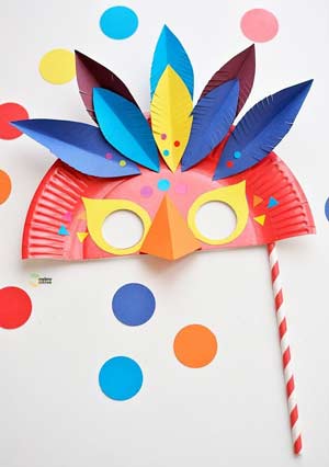 maschera con piume con piatto di carta - lavoretto carnevale bambini scuola primaria