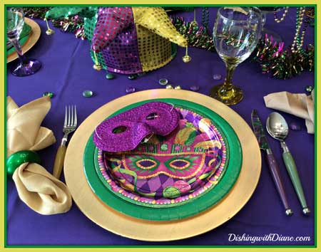 mascherine nei piatti e sassi decorativi in vetro per tavola di una festa di Carnevale
