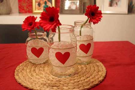 margherite rosse in barattolo - composizione floreale per San Valentino fai da te