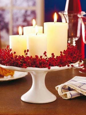 Centrotavola con candele, bacche d'agrifoglio - decorazione tavola fai da te