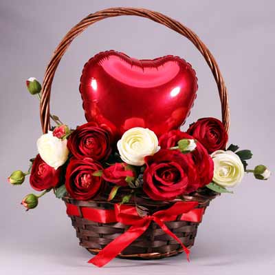 Cesto con rose e cuore - composizione floreale per San Valentino fai da te