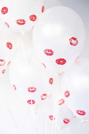Palloncini bianchi con stampa di labbra - decorazione San Valentino fai da te