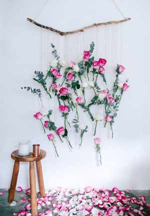 Rose pendenti con ramo - composizione floreale per San Valentino fai da te
