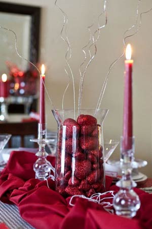 Centrotavola per decorazione di San Valentino con vaso e cuoricini glitter