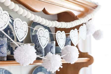 festone con centrini di carta per dolci bianchi - decorazione San Valentino