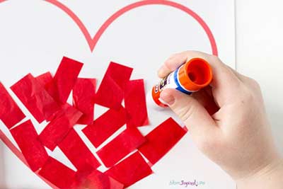 cuore con pezzetti di carta - lavoretto per San Valentino bambini scuola infanzia