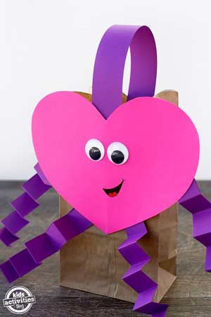 bustina con personaggio a forma di cuore in carta - lavoretto per San Valentino bambini scuola infanzia