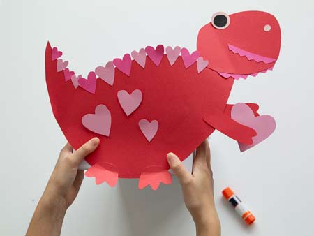 dinosauro con cuoricini di carta - lavoretto per San Valentino bambini scuola infanzia