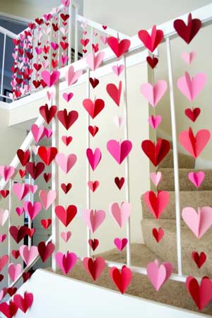 Festoni pendenti con cuori di carta - decorazione per San Valentino fai da te