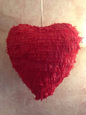 pignatta a forma di cuore - lavoretto di san valentino per bambini
