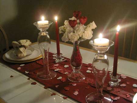 Decorazione tavola per San Valentino - runner, fiori, candele