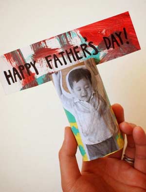 Foto con cartello - lavoretto fai da te con rotolo di carta igienica per la festa del papà
