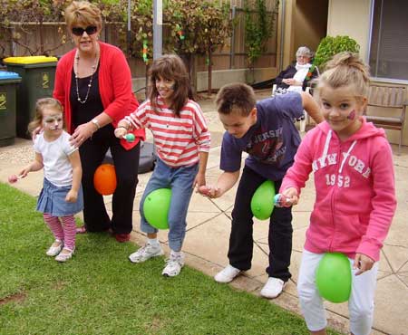 staffetta con palloncini tra le gambe - gioco da fare a pasqua con i bambini all'aperto