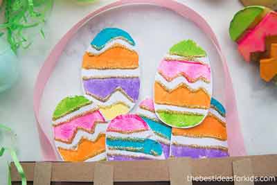 uova di carta colorate e decorate - lavoretto di Pasqua fai da te per bambini