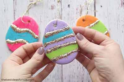 uova colorate e decorate in pasta di sale - lavoretto di pasqua per bambini della scuola primaria