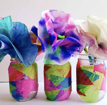 vasetti decorati con carta crespa - lavoretto per festa della mamma con vasetto di vetro