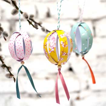 uova pendenti con striscie di carta - decorazione albero di pasqua fai da te