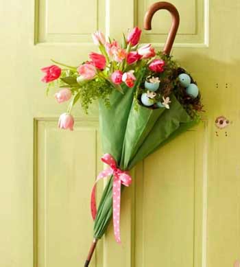 ombrello con fiori e uova - decorazione di pasqua fai da te per la casa