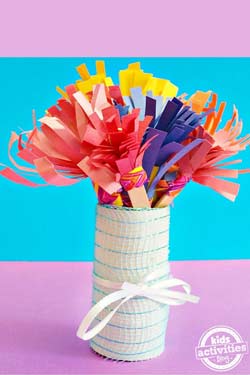 vasetto con fantasia di fiori - lavoretto per festa della mamma con rotolo di carta igienica