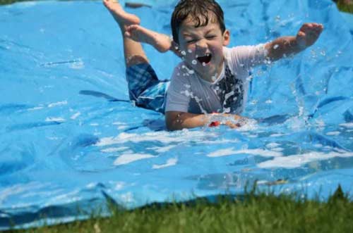 bambino scivola su acqua - gioco