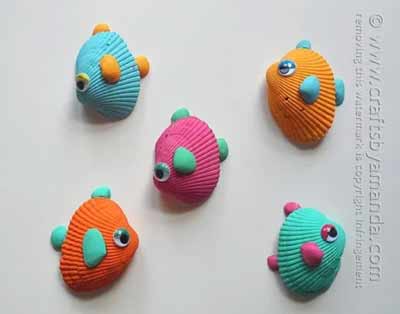 pesciolini multicolore con occhietti - lavoretto estate per bambini con conchiglie