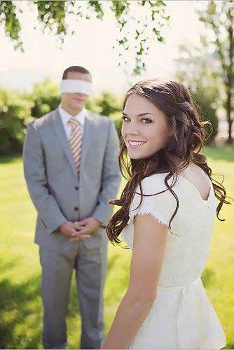 sposo bendato con la sposa - gioco da fare ad un matrimonio