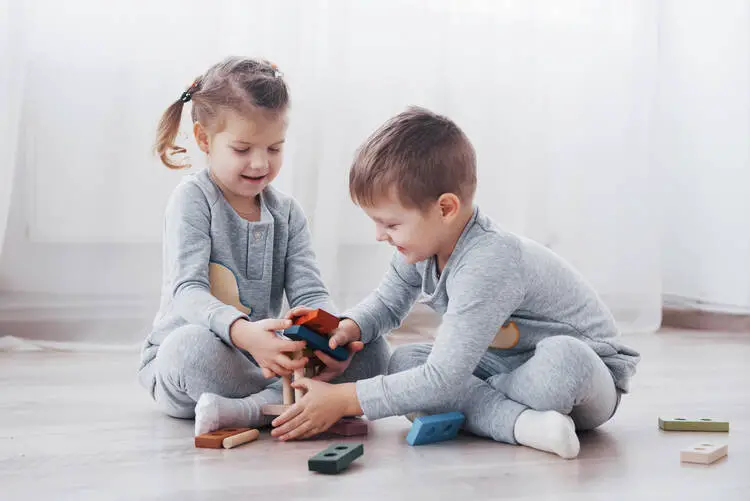 Giochi Montessori Fai da Te | 10 Idee Facili e Veloci