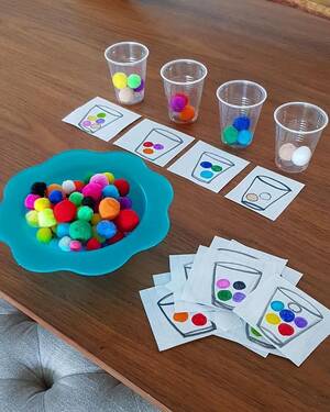 Gioco dei pon pon colorati Montessori