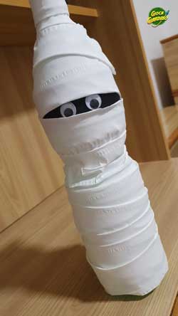 mummia con bottiglia di plastica - lavoretto di Halloween fai a te per bambini