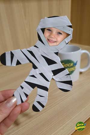 mummia in cartoncino con foto di un bambino - lavoretto di Halloween fai da te