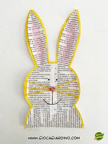 biglietto fai da te di Pasqua - coniglio con carta del giornale