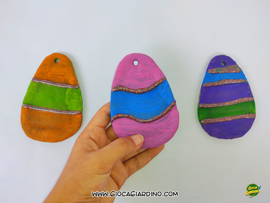 Uova colorate e decorate in pasta di sale - lavoretto di pasqua per bambini della scuola primaria