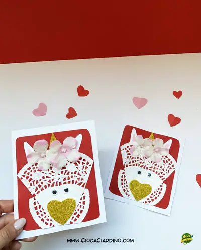 biglietto san valentino fai da te per bambini con unicorno, centrino di carta a forma di cuore, cioccolatino a forma di cuore, occhietti per lavoretti