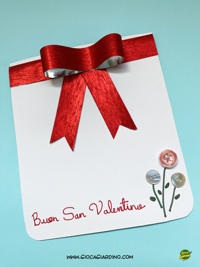 biglietto san valentino fai da te per lei con fiocco rosso, con fiorellini e bottoni