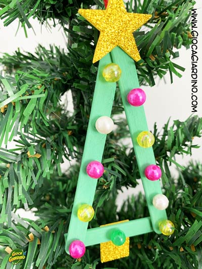 Alberello di Natale in legno con bastoncini del gelato - decorazione natalizia fai da te per albero