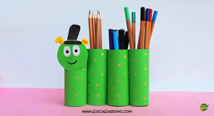 Bruco portapenne con rotoli di carta igienica - lavoretto per bambini