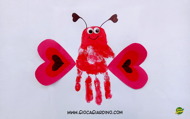 Farfalla con stampa di una mano di un bambino - lavoretto per San Valentino scuola infanzia
