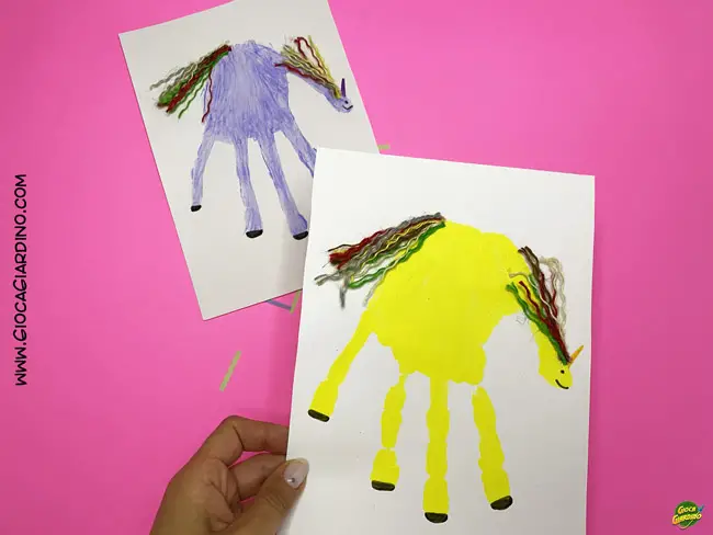 Unicorni con impronte delle mani per bambini della scuola dell'infanzia
