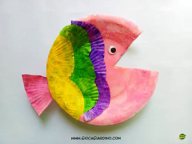 pesce con piatto di carta e pirottini - lavoretto estate bambini con carta