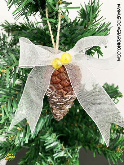 Pigna con fiocco e campanellino- decorazione fai da te per albero di Natale