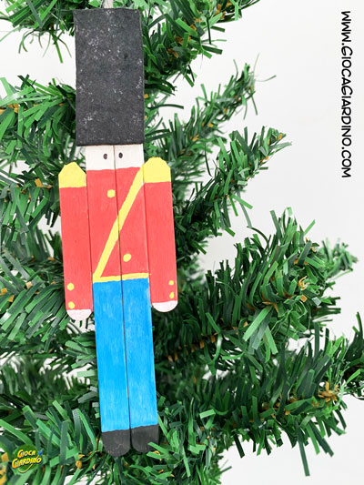 Soldato schiaccianoci - decorazione natalizia in legno per albero