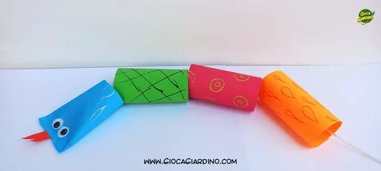 Serpente multicolore con rotoli di carta igienica - lavoretto per bambini