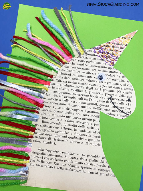 Lavoretto unicorno con carta di giornale e fili di lana