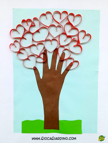 albero con sagoma mano e cuoricini - lavoretto per San Valentino bambini infanzia