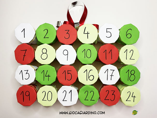 calendario avvento fai da te con rotoli di carta igienica rettangolare con fiocco natalizio