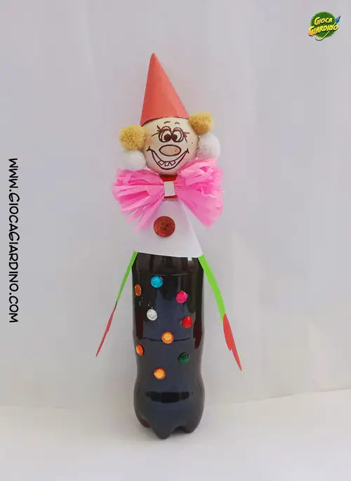 Pagliacci con bottiglie di plastica - lavoretto fai da te di Carnevale